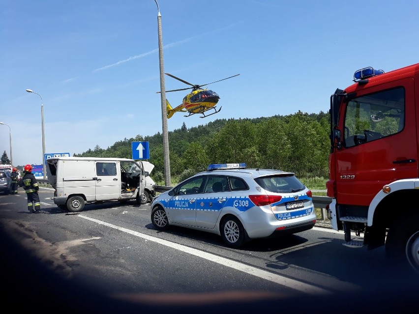 Wypadek w Głogoczowie na zakopiance. Trzy osoby zostały ranne, lądował śmigłowiec LPR