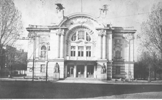 Państwowy Teatr Narodowy w Toruniu -  Widok ogólny od strony fasady frontowej.Data: 1920 - 1939Zobacz także: Toruń z okresu 20-lecia międzywojennego [ZDJĘCIA]