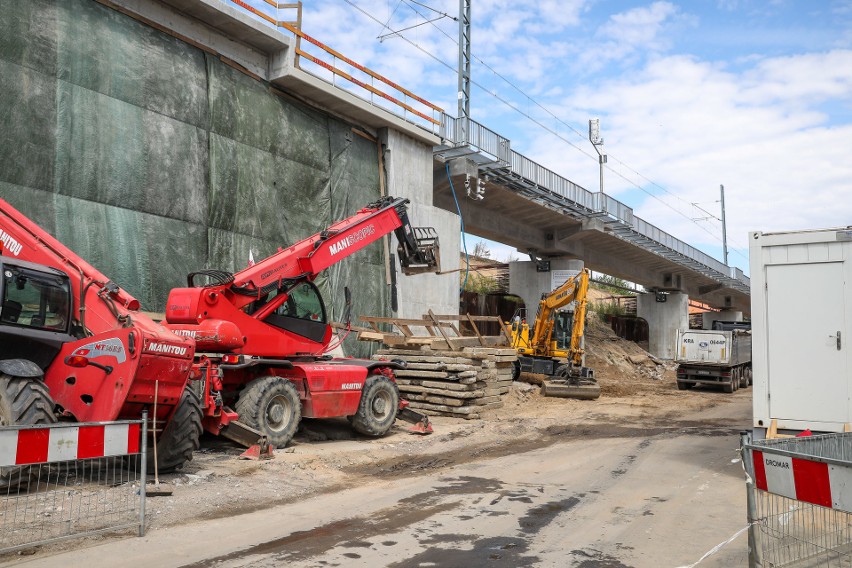 Jest "pierwsza wyrwa", czyli trwa rozbiórka ziemnego nasypu PKP w centrum Krakowa