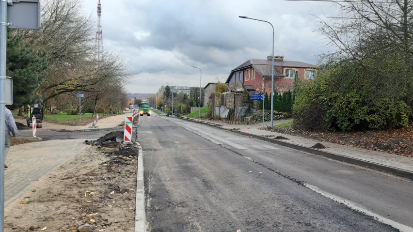 Remont ulicy Banacha. Drogowcy położyli nową nawierzchnię