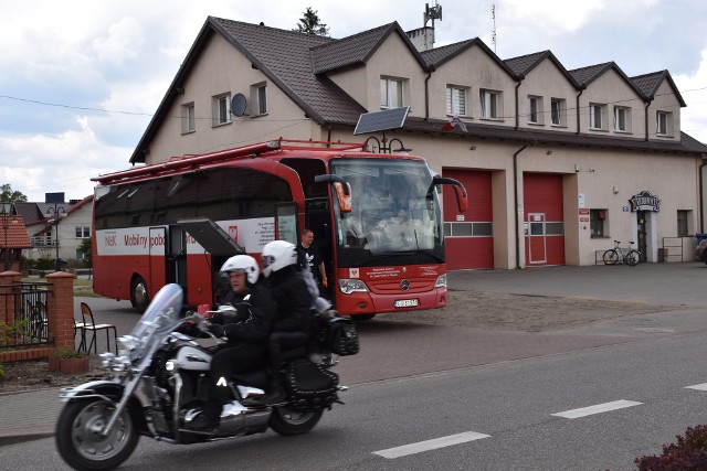 Motocykliści, którzy przyjechali na otwarcie sezonu w Kołczygłów pokazali olbrzymie serca. Przy budynku ośrodka kultury stanął krwiobus. Motocykliści, którzy wiedzą, że w najbliższe wakacje potrzeba na "dar życia" będzie duża ruszyli oddać ten cenny lek.