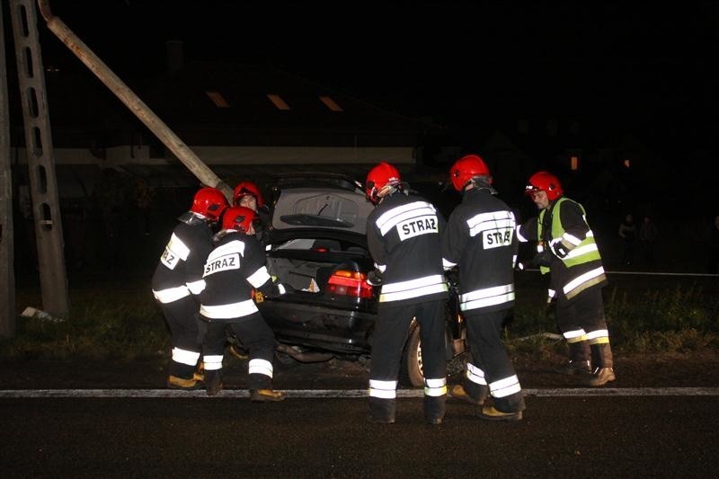 BMW uderzyło w latarnię. Dwie osoby ranne.