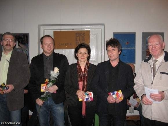 Ewa Gołdzińska( w środku) pokazywala już swe fotografie w...