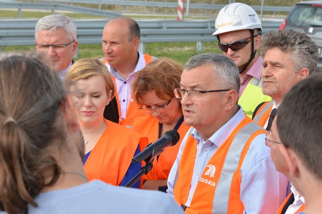 Minister infrastruktury i budownictwa Andrzej Adamczyk postanowił osobiście przekonać się o postępach na budowie drogi S7 w Świętokrzyskiem. Trasę wizytował w piątek.