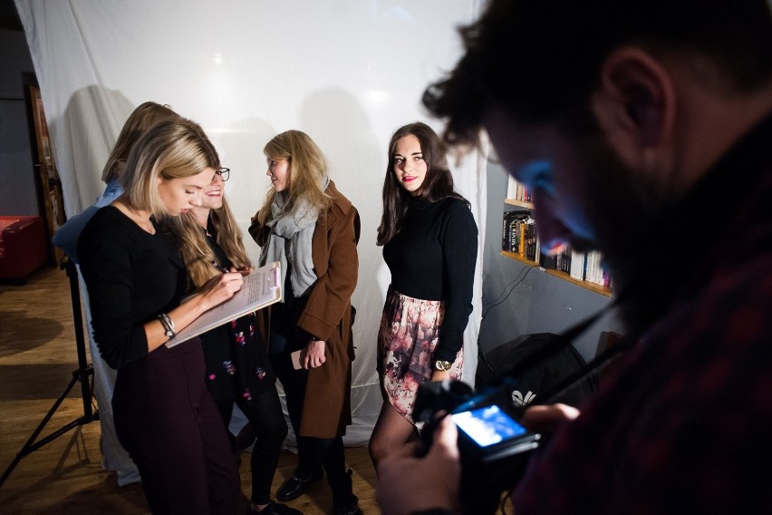 Projekt fotograficzny "Twarze Polaków" zawitał do Krakowa [GALERIA]