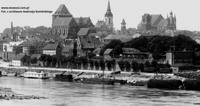 Toruńskie nabrzeże na wschód od Bramy Mostowej sprzed "ukamienowania". Wśród wież na zdjęciu widać również wieżyczkę telefoniczną toruńskiej poczty. Od 1 kwietnia 1903 roku dyżur w centrali telefonicznej zaczynał się o godz. 7 rano.
