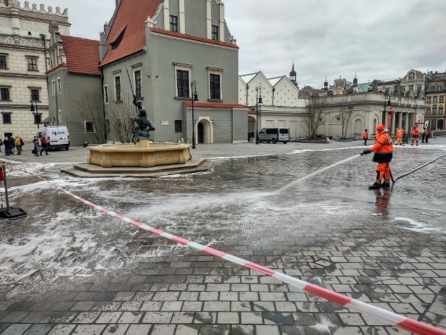 Dwa lata czekaliśmy na koniec remontu Starego Rynku w Poznaniu. Od kilku dni trwają głównie prace porządkowe, przede wszystkim myta jest nowa nawierzchnia. Wreszcie możemy cieszyć się na nowo Starym Rynkiem w Poznaniu!