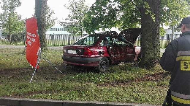 Na łuku drogi kierowca stracił panowanie nad pojazdem, wpadł w poślizg i uderzył w drzewo od strony pasażera.