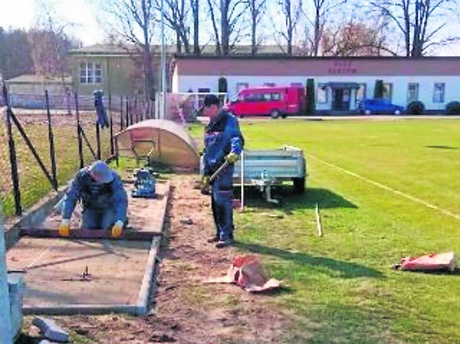 Dłutów. Prezes Krzysztof Świercz: - Trawa wołała o deszcz...