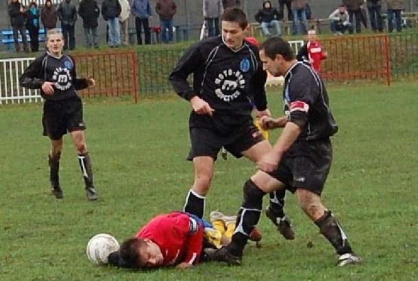 Błękitni Ropczyce (czarne stroje) w pierwszym meczu kontrolnym zremisowali 1-1 z Kaskadą Kamionka.