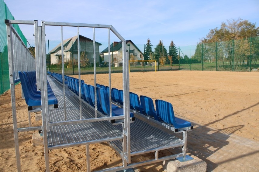 Nad zalewem jest już gotowe boisko do piłki nożnej plażowej.