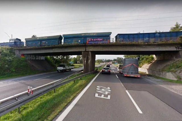 Wiadukt kolejowy w Czechowicach-Dziedzicach zostanie wyburzony. W dniach 26-28 czerwca zamknięta będzie DK1 na tym odcinku. Przesuwaj gestem lub za pomocą strzałki, by zobaczyć kolejne zdjęcie