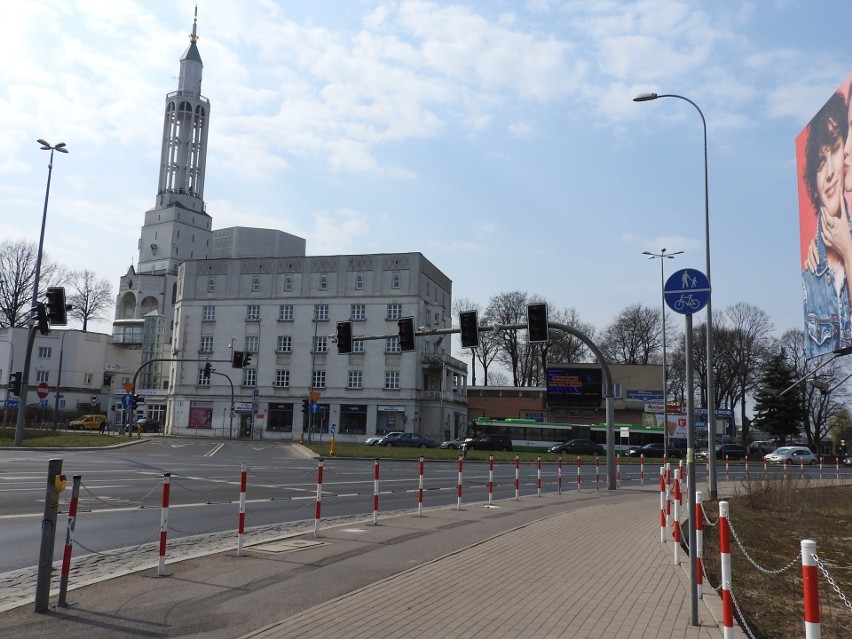 Wiadukt Dąbrowskiego: Jeden chodnik nie dla rowerów. Miasto zastanowi się nad postawieniem znaku [ZDJĘCIA, WIDEO]