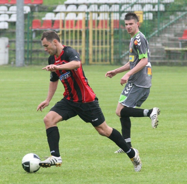 Piłkarze Stali Stalowa Wola (z piłką Wojciech Fabianowski) w ostatnim meczu obecnego sezonu zmierzą się na własnym boisku z Pelikanem Łowicz.