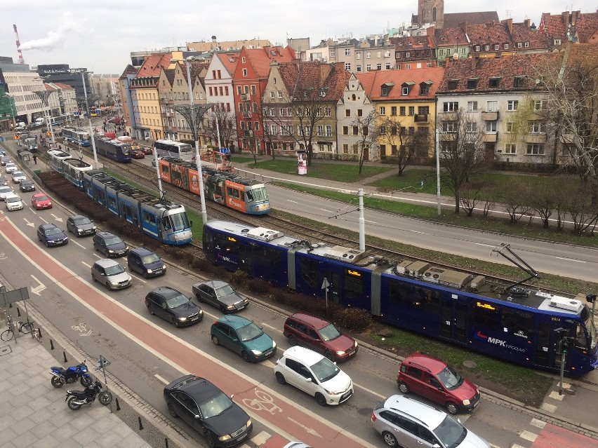 Wypadek tramwaju i samochodu na Krupniczej [ZDJĘCIA]