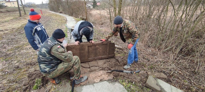 Macewa przez lata służyła jako chodnik. Odkrycie koło Gorzkowa