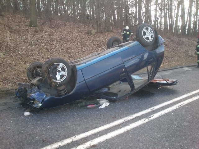 Osobowy peugeot potrącił idącego poboczem mężczyznę. Auto następnie dachowało.