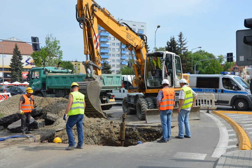 Tarnów. Poważne uszkodzenie sieci wodociągowej w centrum miasta. Tworzą się ogromne korki [ZDJĘCIA]