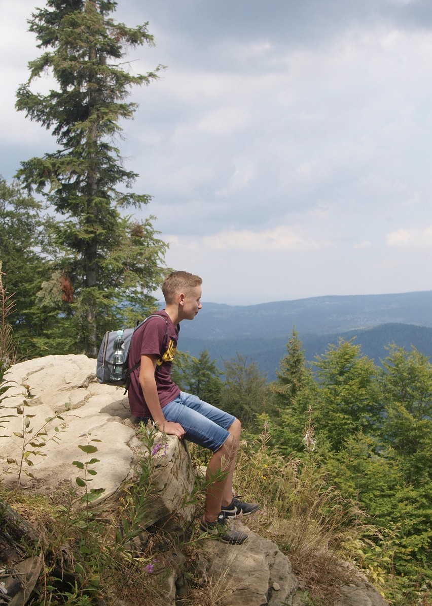 Odkryj Beskid Wyspowy. W niedzielny poranek wspięli się na Szczebel. Bardzo liczną grupę stanowili najmłodsi turyści [ZDJĘCIA]