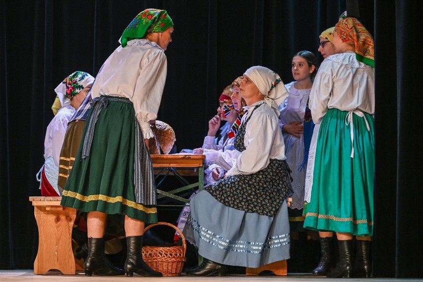 Prawdziwe święto tańca i muzyki ludowej w Trzcianie koło Rzeszowa. Zjechało 400 tancerzy z różnych stron Polski [ZDJĘCIA]