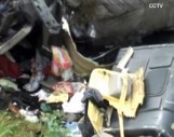 Autokar zderzył się z ciążarówką. Zginął kierowca (wideo)