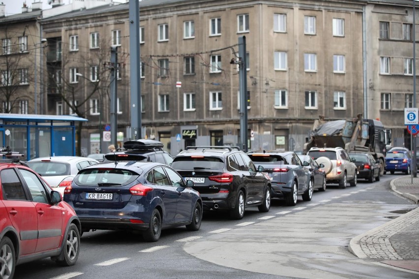 Kraków. To skrzyżowanie jest koszmarem dla kierowców. Ekspert wyjaśnia [FILM]