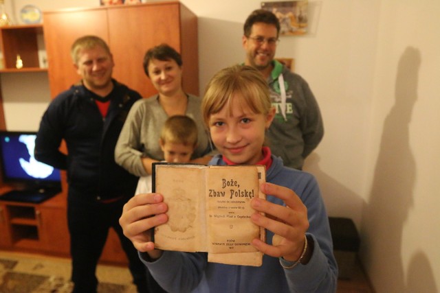 Olszewscy: 10-letnia Anastazja, 8-letni Denis, Olga i Włodzimierz z polską książeczką po babci.