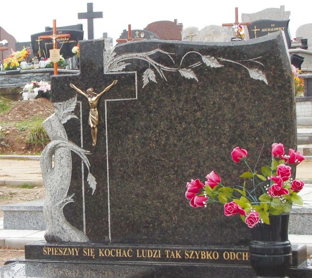 Pomnik stanął w nowym miejscu. Na grobie pana N. stoi zaś brązowy krzyż (taki jak z lewej strony).