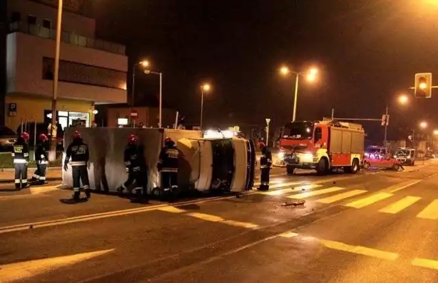 To wypadek, który miał miejsce 17 grudnia przy zbiegu ulic Słowackiego i Zagłoby. Po zderzeniu bus wywrócił się wówczas na jezdnię.