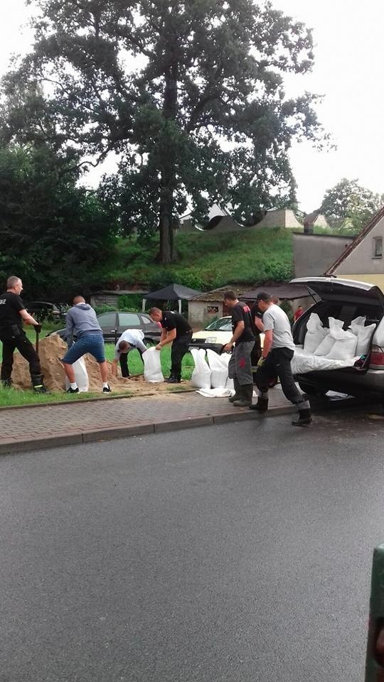 Padający deszcz daje się we znaki mieszkańcom regionu...