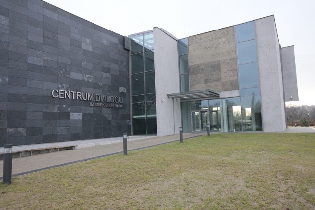 Centrum Dialogu im. Marka Edelmana mieści się w budynku zlokalizowanym w Parku Ocalałych