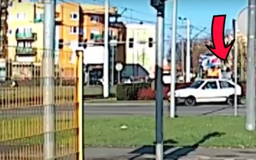 Pod prąd "zakręcił się" na skrzyżowaniu Wojska Polskiego i Magnuszewskiej w Bydgoszczy [wideo]