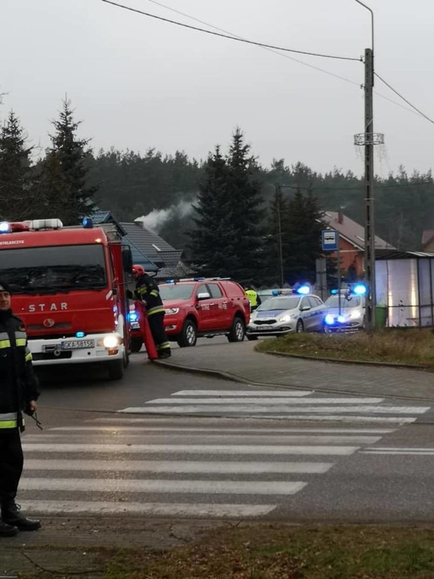 Wypadek w Kiełpinie 3.01.2020. Zderzenie samochodu osobowego z motorowerem. Poszkodowanego przetransportował śmigłowiec LPR