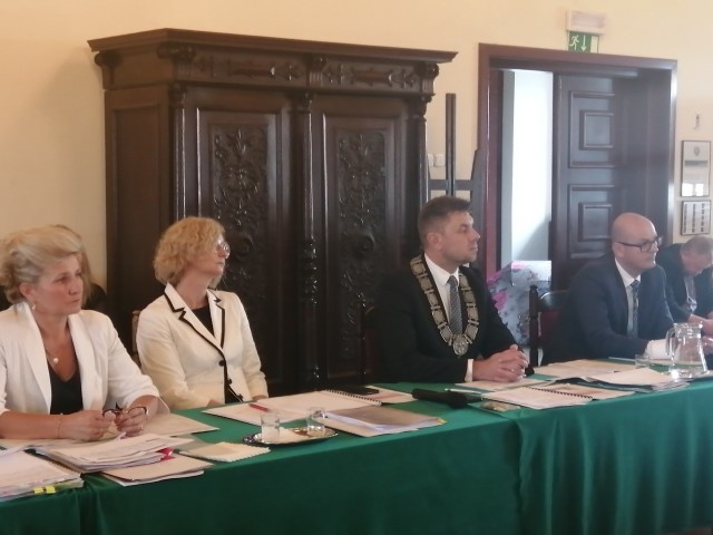 Burmistrz Sandomierza Marcin Marzec od lewej - z absolutorium z  tytułu wykonania ubiegłorocznego budżetu. Głosowanie poprzedził głos krytyki
