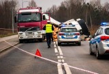 Wypadek TIRa w Rudzie Śląskiej: Chłodnia z mięsem się przewróciła. Ulica Kokota całkowicie zablokowana ZOBACZCIE ZDJĘCIA