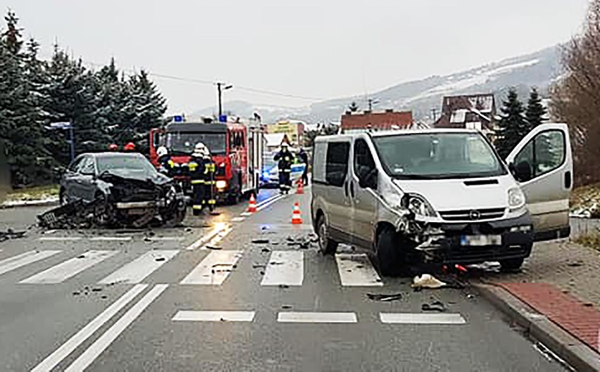 Tęgoborze. Zderzenie dostawczaka i osobówki zablokowało szlak z Nowego Sącza do Krakowa i Tarnowa [ZDJECIA]