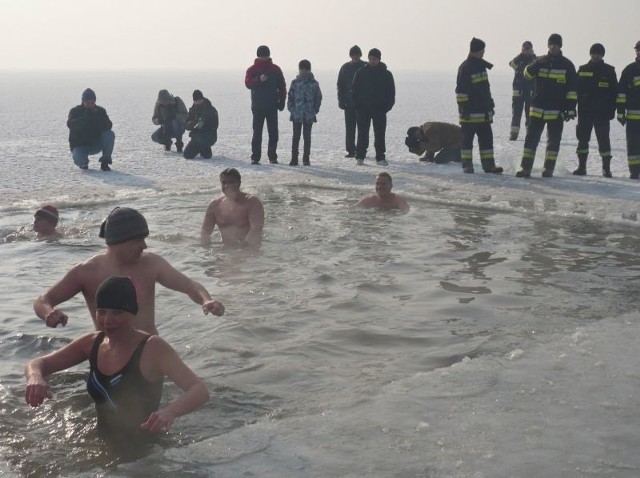W niedzielę w przerębli wykutej w Jeziorze Tarnobrzeskim zanurzyło się dwudziestu miłośników zimowych kąpieli.