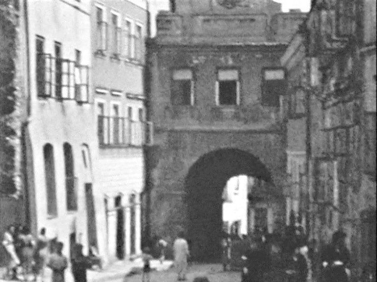 Tłumy na projekcji filmu przedstawiającego Lublin z 1940 roku