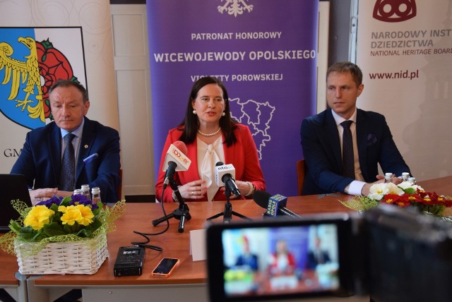 Konferencja prasowa w Oleśnie, od lewej: Sylwester Lewicki, Violetta Porowska, Bartosz Skaldawski.