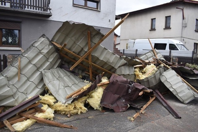 Mieszkańcy Dobrzycy w gminie Pleszew przeżyli w nocy 17 lutego trąbę powietrzną. Teraz organizowana jest pomoc na odbudowę ich domów.Przejdź do kolejnego zdjęcia --->