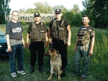 Kłusowników ściga patrol z psem Fot. Ewa Tyrpa