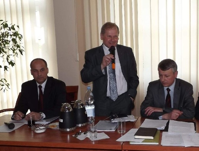 Nowy wiceprzewodniczący Rady Gminy w Mircu podziękował na zaufanie. Po lewej wójt Marek Kukiełka, po prawej &#8211; przewodniczący Rady Gminy Mirosław Seweryn.