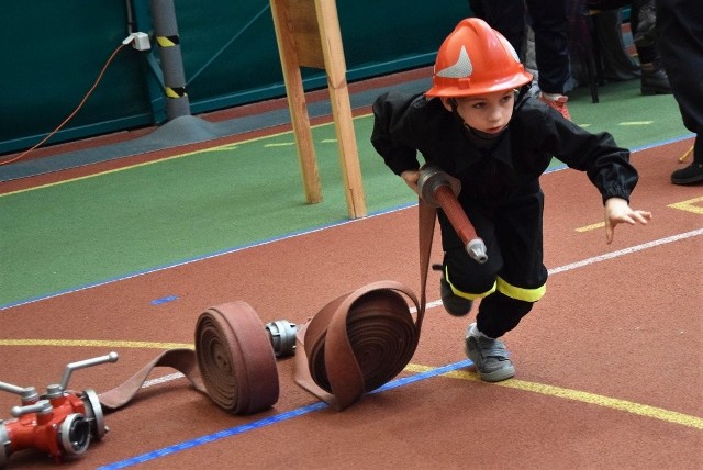 Pod dyktando ekip z Woli Wapowskiej (gm. Kruszwica) odbywały się II Halowe Zawody Sportowo-Pożarnicze Młodzieżowych Drużyn Pożarniczych. Impreza przeprowadzona została w hali sportowej Szkoły Podstawowej w Woli Wapowskiej. Wzięło w niej udział około 200 zawodników z MDP działających przy Ochotniczych Strażach Pożarnych w różnych częściach naszego kraju. Walczono o nagrody drużynowe i indywidualne. Każda ekipa miała do pokonania taki sam strażacki tor przeszkód. Na trasie trzeba było m. in. przenieść ciężką gaśnicę, połączyć i rozłączyć strażackie węże, wykonać specjalne węzły i rozwinąć linię gaśniczą. Jak wspomnieliśmy, bezkonkurencyjnymi okazali się zawodnicy z Woli Wapowskiej. Zdobyli pierwsze miejsca w klasyfikacji drużynowej i indywidualnej. A oto szczegóły. Kategoria dziewczęta (drużyna): pierwsze miejsce OSP Wapowska, drugie - OSP Drzewianowo, a trzecie - OSP Kcynia. Najlepszą drużyną żeńską spoza woj. kujawsko-pomorskiego była ekipa OSP Krzewica. W kategorii chłopców (drużyna) pierwsze miejsce także zajęła ekipa z Woli Wapowskiej. Na drugim uplasowała się drużyna z OSP Opoczki, a na trzecim - z OSP Kujawka. Najlepszą drużyną spoza naszego województwa był zespół OSP Skuły. W klasyfikacji indywidualnej chłopców pierwsze miejsce oraz tytuł Championa Zawodów wywalczył Kacper Mazurczak z OSP w Woli Wapowskiej, drugie Dawid Wawrzycki z OSP Krzewica, a trzecie Szymon Sikorski z Woli Wapowskiej. W kategorii dziewcząt pierwsza była Weronika Sikorska z OSP Wola Wapowska, druga Aleksandra Prokopiak z OSP Krzewica, a trzecia Julita Jabłońska z OSP Wola Wapowska. Patronem medialnym zawodów była Gazeta Pomorska, a głównymi sponsorami Urząd Marszałkowski, Urząd Wojewódzki i firma Mat-Bud.