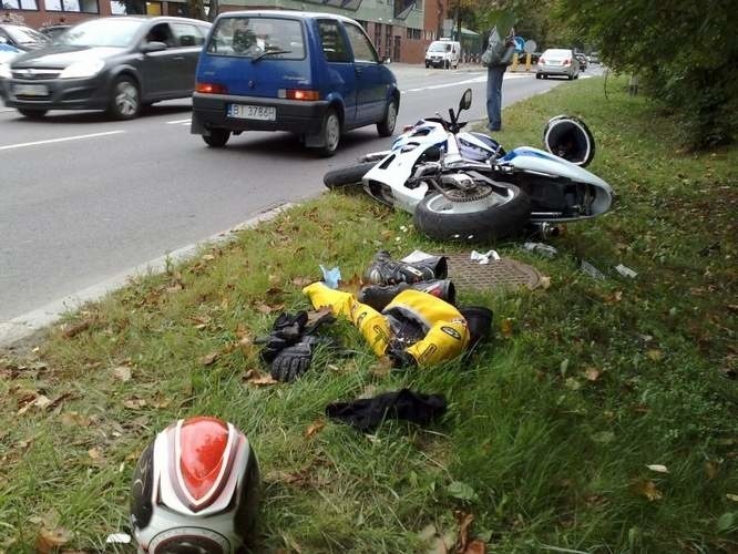 Zderzenie osobówki z motocyklem. Kierowca motocykla trafil...