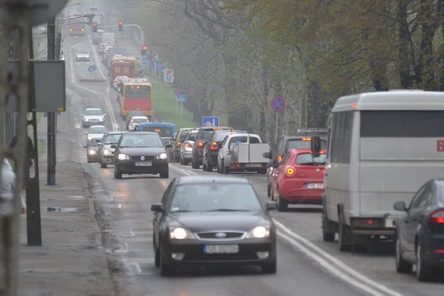Popołudniowy przejazd ulicą Cieszyńską to wzywanie dla cierpliwych kierowców - w godzinach szczytu korki to codzienność