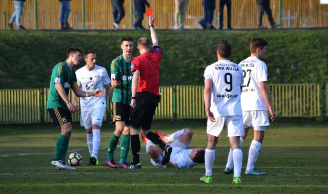 W doliczonym czasie gry czerwoną kartkę obejrzał pomocnik Stali Stalowa Wola Adrian Dziubiński i nie zagra w sobotnim meczu przeciwko Warcie Poznań.