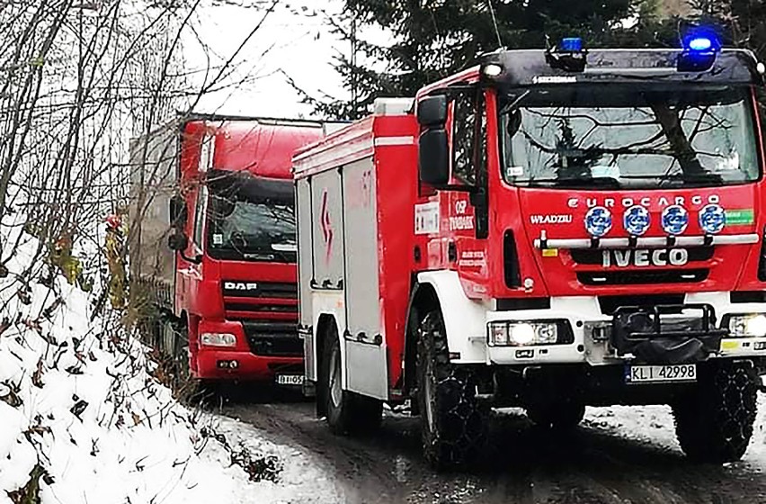 W Piekiełku piekielnie trudne warunki na drodze. TIR zablokował podjazd pod górę