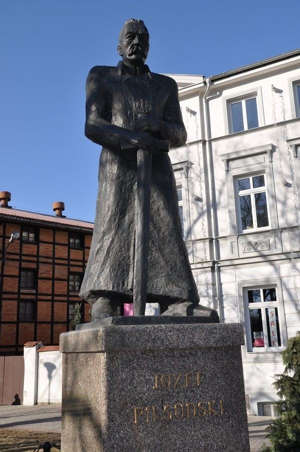 A tak wyglądał stary pomnik Marszałka.