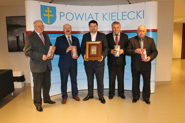 Starosta kielecki Michał Godowski wraz z Zarządem Powiatu przekazali płaskorzeźbę – odlew Świętego Krzyża wraz z pieczęcią przedstawiającą nowy herb. Wykonał ją kielecki artysta Arkadiusz Latos. - Jest tylko 30 sztuk tego dzieła, my przekazujemy płaskorzeźbę z numer 3 – mówi starosta. Na zdjeciu zarząd powiatu kieleckiego: Józef Szczepańczyk, Marek Kwiecień, starosta Michał Godowski, Bogdan Gierada i Zenon Janus przekazali odlew Świętego Krzyża z pieczęcią przedstawiającą nowy herb.