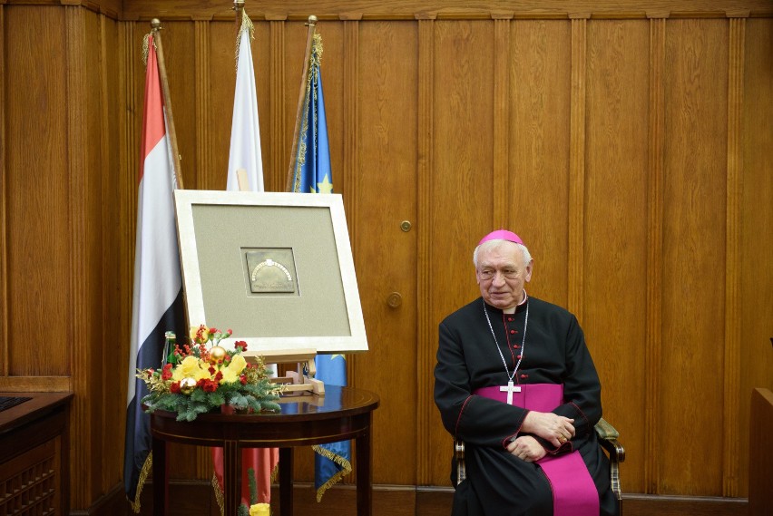 "Szanowny Panie Marszałku, zwracam się do Pana Marszałka o...